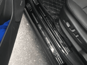 Ốp bậc chân Lynk & Co 01